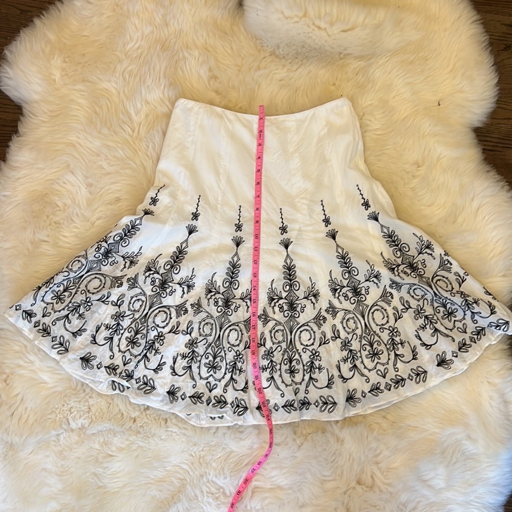 Tahari flared white skirt with embroidered design, size: 6, 100% cotton
